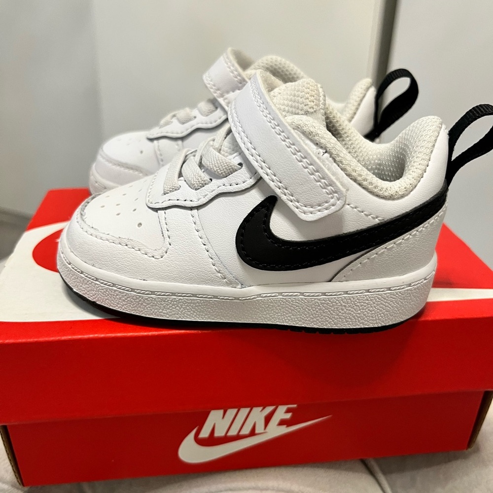 Nikes (4c)